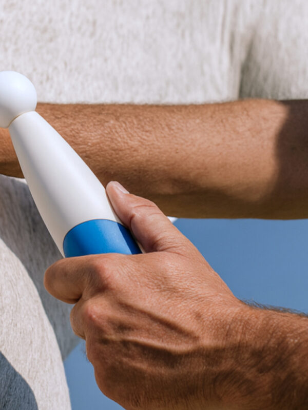 Thomas Beiwinkler hält den NeuroStim an ein Pferd um es zu behandeln